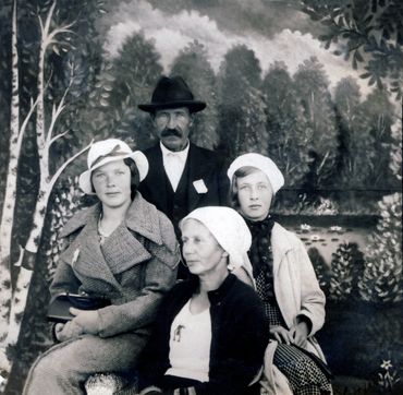 mustavalkoinen vanha kuva, jossa kolme naista ja mies